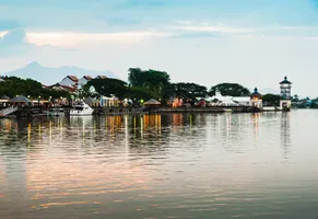 Borneo, Kuching vom Wasser aus