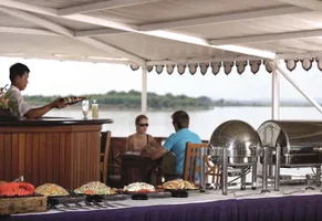 Köstliches Buffet auf dem Wasser 