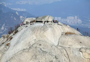 Wanderer auf dem Berg Bukhansan