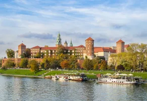 Blick über die Weichsel auf den Burgberg Wawel 