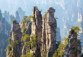 Traumhafte Gebirgsformationen im Zhangjiajie-Nationalpark © AdobeStock vichie81