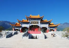 Tor vom Chongsheng Tempel am Fusse vom Cangshan Tempel in Dali