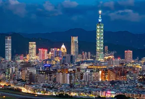 Millionenstadt Taipei bei Nacht