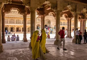 Der Innenhof des Amber Fort in Indien