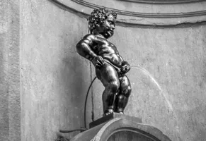 Das berühmte Manneken Pis in Brüssel. Eine der bekanntesten Sehenswürdigkeiten Belgiens und echtes Kultsymbol der Stadt.