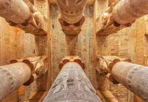 Der Innenraum des Hathor-Tempels in den Dendera Tempelanlagen.