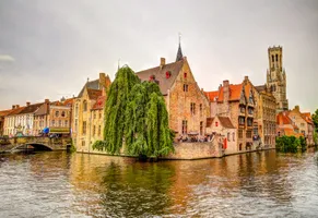 Der Rozenhoedkaai in Brügge ist einer der schönsten Fotospots Belgiens mit malerischem Blick auf die Grachten.