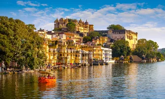 Der Stadtpalast am Pichola See in Udaipur