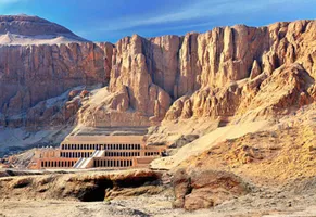 Der weltberühmte Totentempel der Hatschepsut in der antiken Nekropole Deir el-Bahari am Westufer von Luxor.
