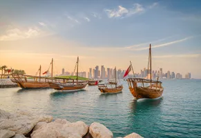 Skyline von Doha mit Dhows