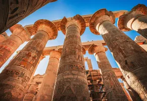 Die antiken Säulen des Karnak-Tempels in Luxor.