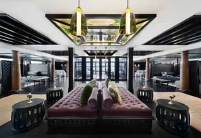 Die Darakum Lounge ist der ideale Ort für Ihren Nachmittagstee, köstliche Cocktails und Abendunterhaltung. 