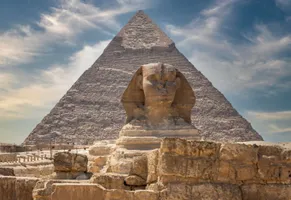 Die Große Sphinx von Gizeh vor der Chephren-Pyramide.