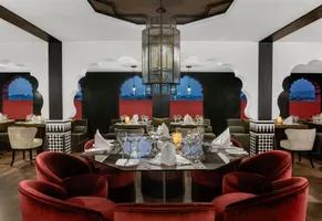 Das Restaurant serviert zum Frühstück, Mittag- und Abendessen Buffets mit internationalen und einheimischen Gerichten.