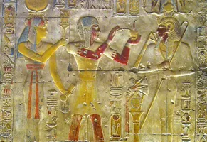 Dieses Relief in den Dendera Tempelanlagen zeigt Kleopatra VII. zusammen mit ihrem Sohn Caesarion (Ptolemaios XV.), dargestellt als ägyptische Herrscher.