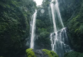 Erleben Sie malerische Wasserfälle in Indonesien.