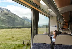 Herrliche Panoramen genießen während der Zugfahrt