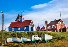 Fischerboote und die blaue Bethelkirche in Sisimiut, Grönland