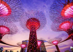 Gardens by the Bay im Abendlicht AdobeStock © geargodz