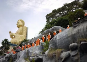 Großer Buddha nahe des Eingangs zum Höhlentempel in Dambulla
