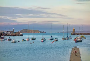 Hafen und Skyline von Saint Peter Port, Guernsey, Kanalinseln