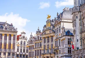 Historische Altstädte in Belgien laden mit charmanten Gassen und liebevoll erhaltenen Fassaden zum Entdecken ein.