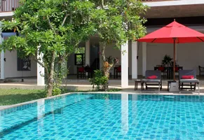 Blick vom Pool auf das Hauptgebäude