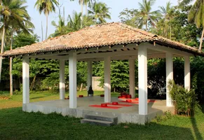 Yoga Pagode im Garten