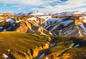 Schnee bedeckte Berge im Hinterland 