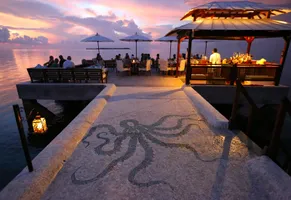 indonesien-reise-luxus-tauchen-sunset-at-wakatobi-jetty-bar.jpg