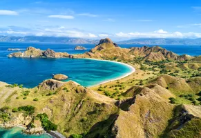 Padar, malerisch gelegen zwischen Komodo und Rinca AdobeStock © Danaan