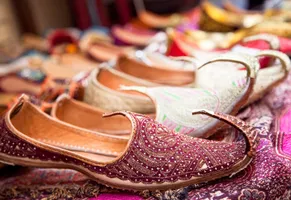 Iranische Frauenschuhe auf dem Bazaar