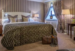 Dromoland Castle Hotel, Queen Anne Guestroom