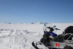 Mit dem Schneemobil auf einen Gletscher