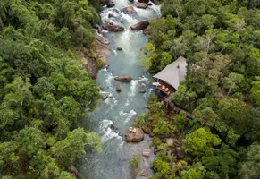 Blick auf das Luxuszeltcamp Shinta Mani Wild aus der Vogelperspektive