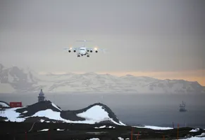 Anflug auf King George Island in der Antarktis: Am Südpolarmeer beginnt Ihr Abenteuer in einer der entlegensten Regionen der Erde