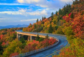 Linn Cove Viadukt im herbstlichen Blue Ridge Parkway