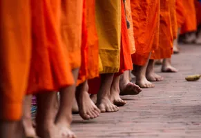 Mönche beim Almosengang