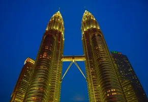 Die berühmten Petronas Towers in Kuala Lumpur