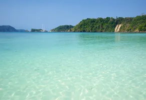 Das klare, türkisblaue Wasser lädt zum Schwimmen ein