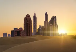 Moderne Hochhäuser in Doha treffen auf die Wüstenlandschaft Katars