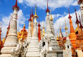 Farbenfrohe Pagoden in Myanmar