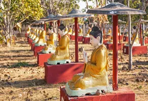 Sitzende Buddha-Statuen in Monywa, Myanmar