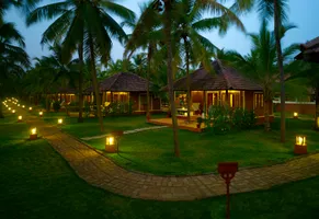 Villen unter Palmen bei abendlicher Stimmung