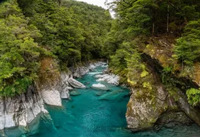 Herrlich blauer´Bergfluss am Haastpass iStock © imagoDens