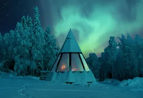 Nordlichter über der finnischen Kota-Hütte