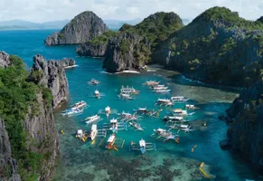 Bucht mit zahlreichen traditionellen Booten auf Nusa Lembongan