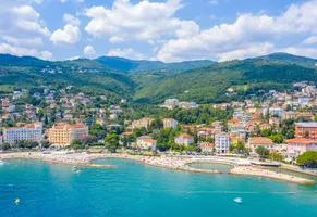 Küstenansicht der kroatischen Stadt Opatija