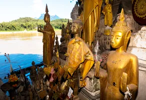 Buddhastatuen in den Pak Ou-Höhlen © ssviluppo, AdobeStock