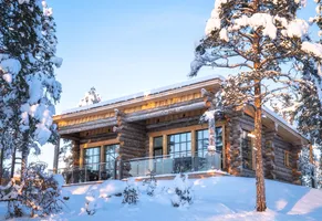 Panorama der Log Cabin Nangu – Außenansicht inmitten idyllischer Landschaft